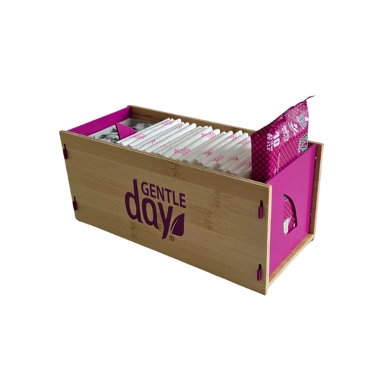 Bambuko dėžutė su metalinėmis detalėmisGentle Day pripildyta įklotų tamponų bei drėgnų servetėlių