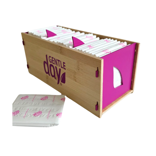 Bambuko dėžutė su metalinėmis detalėmis Gentle Day pripildyti higieniniais paketais menstruacijoms