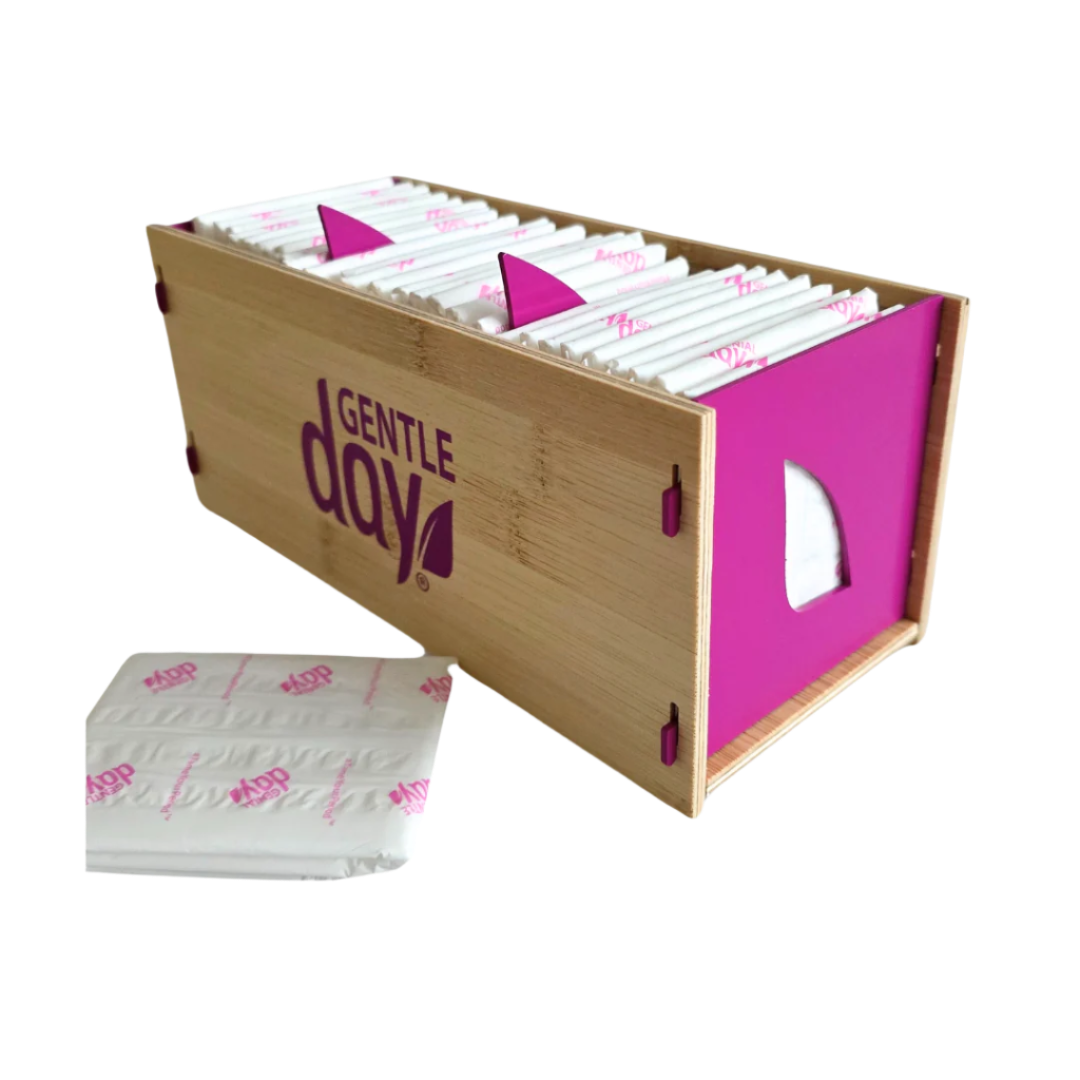 Bambuko dėžutė su metalinėmis detalėmis Gentle Day pripildyti higieniniais paketais menstruacijoms