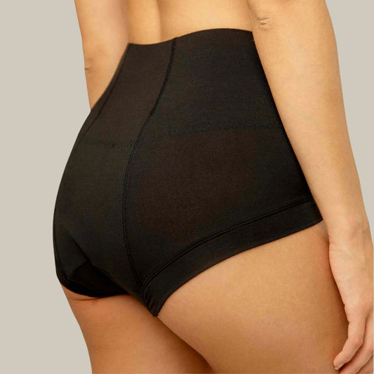 Juodos COMFORT HIGH-RISE BOYSHORTS menstruacinės kelnaitės ant modelio, vaizdas iš nugaros