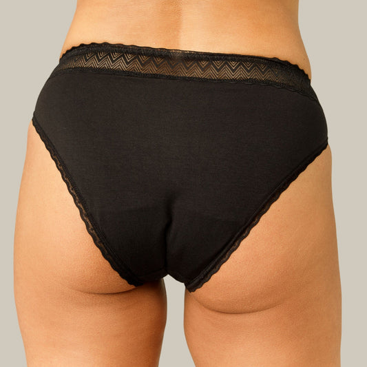 Juodos LACE BIKINI menstruacinės kelnaitės ant modelio, vaizdas iš nugaros