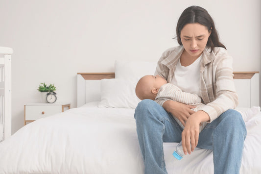 Mama su naujagimiu po gimdymo jaučiasi liūdna ir pavargusi.