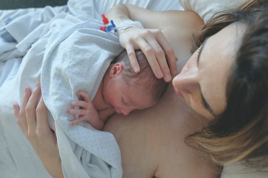 Mama su naujagimiu po gimdymo. Pirmosios pogimdyvinio laikotarpio akimirkos ligoninėje.