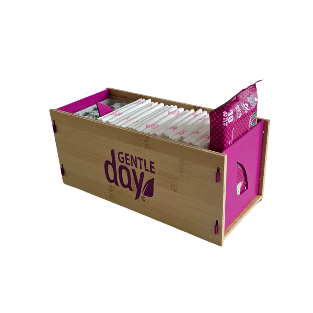Bambuko dėžutė su metalinėmis detalėmisGentle Day pripildyta įklotų tamponų bei drėgnų servetėlių