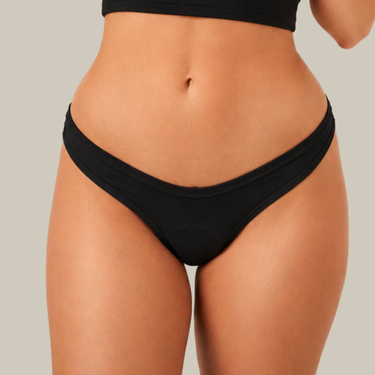 Juodos ACTIVE THONG menstruacinės kelnaitės ant modelio, vaizdas iš priekio