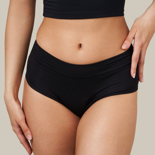Juodos COMFORT BRIEF menstruacinės kelnaitės ant modelio, vaizdas iš priekio