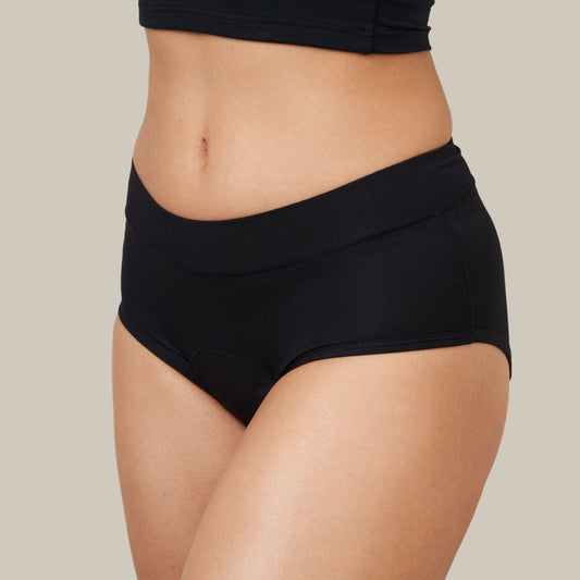 Juodos COMFORT BRIEF menstruacinės kelnaitės ant modelio, vaizdas iš šono