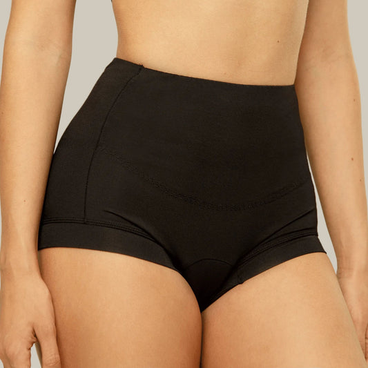 Juodos COMFORT HIGH-RISE BOYSHORTS menstruacinės kelnaitės ant modelio, vaizdas iš priekio
