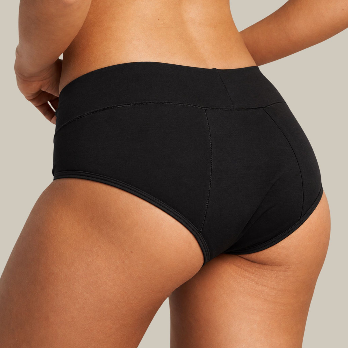 Juodos COMFORT LOW-RISE BOYSHORTS menstruacinės kelnaitės ant modelio, vaizdas iš nugaros