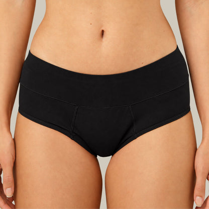 Juodos COMFORT LOW-RISE BOYSHORTS menstruacinės kelnaitės ant modelio, vaizdas iš priekio