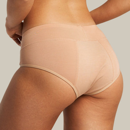 Kūno spalvos COMFORT LOW-RISE BOYSHORTS menstruacinės kelnaitės ant modelio, vaizdas iš nugaros