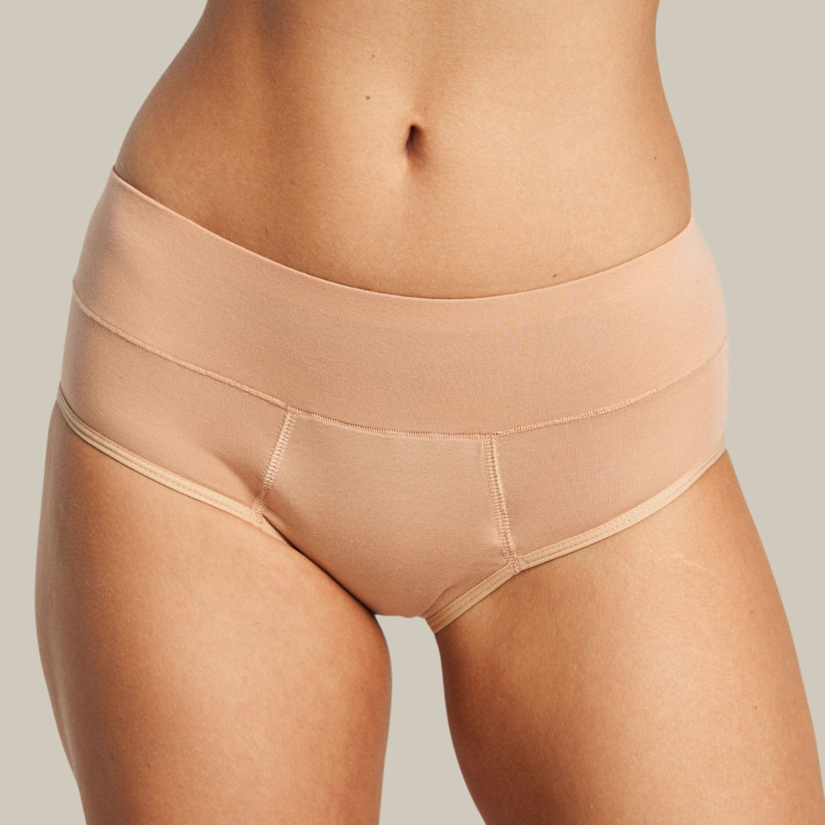Kūno spalvos COMFORT LOW-RISE BOYSHORTS menstruacinės kelnaitės ant modelio, vaizdas iš priekio