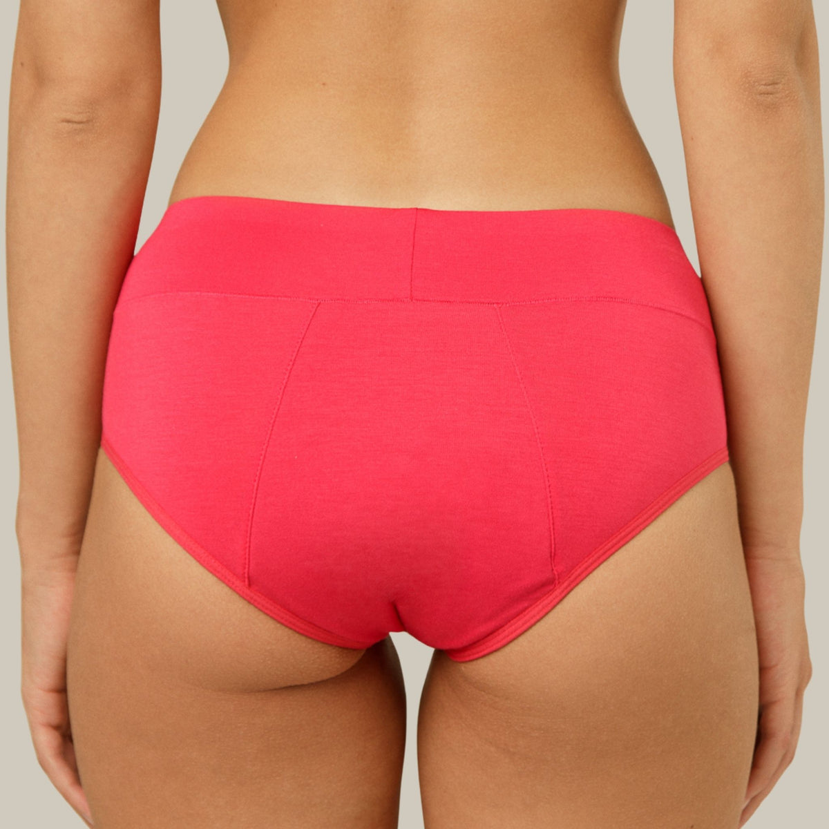 Raudonos COMFORT LOW-RISE BOYSHORTS menstruacinės kelnaitės ant modelio, vaizdas iš nugaros