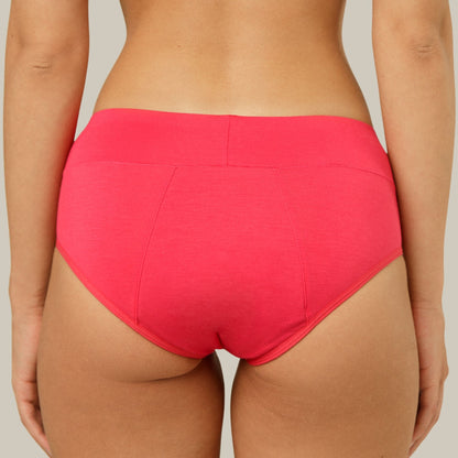 Raudonos COMFORT LOW-RISE BOYSHORTS menstruacinės kelnaitės ant modelio, vaizdas iš nugaros