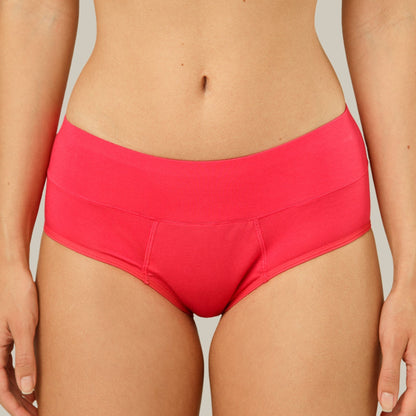 Raudonos COMFORT LOW-RISE BOYSHORTS menstruacinės kelnaitės ant modelio, vaizdas iš priekio