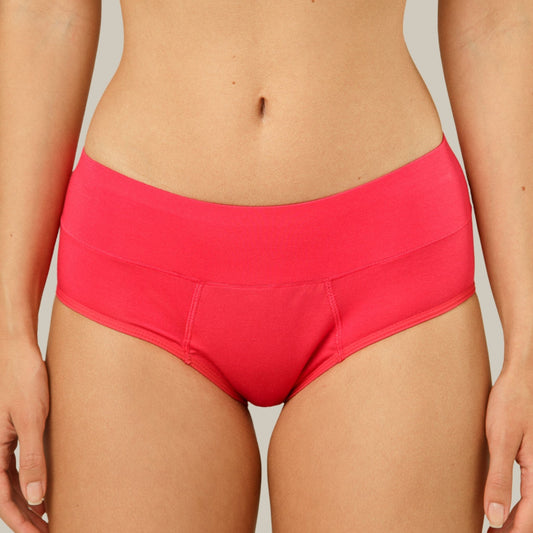Raudonos COMFORT LOW-RISE BOYSHORTS menstruacinės kelnaitės ant modelio, vaizdas iš priekio