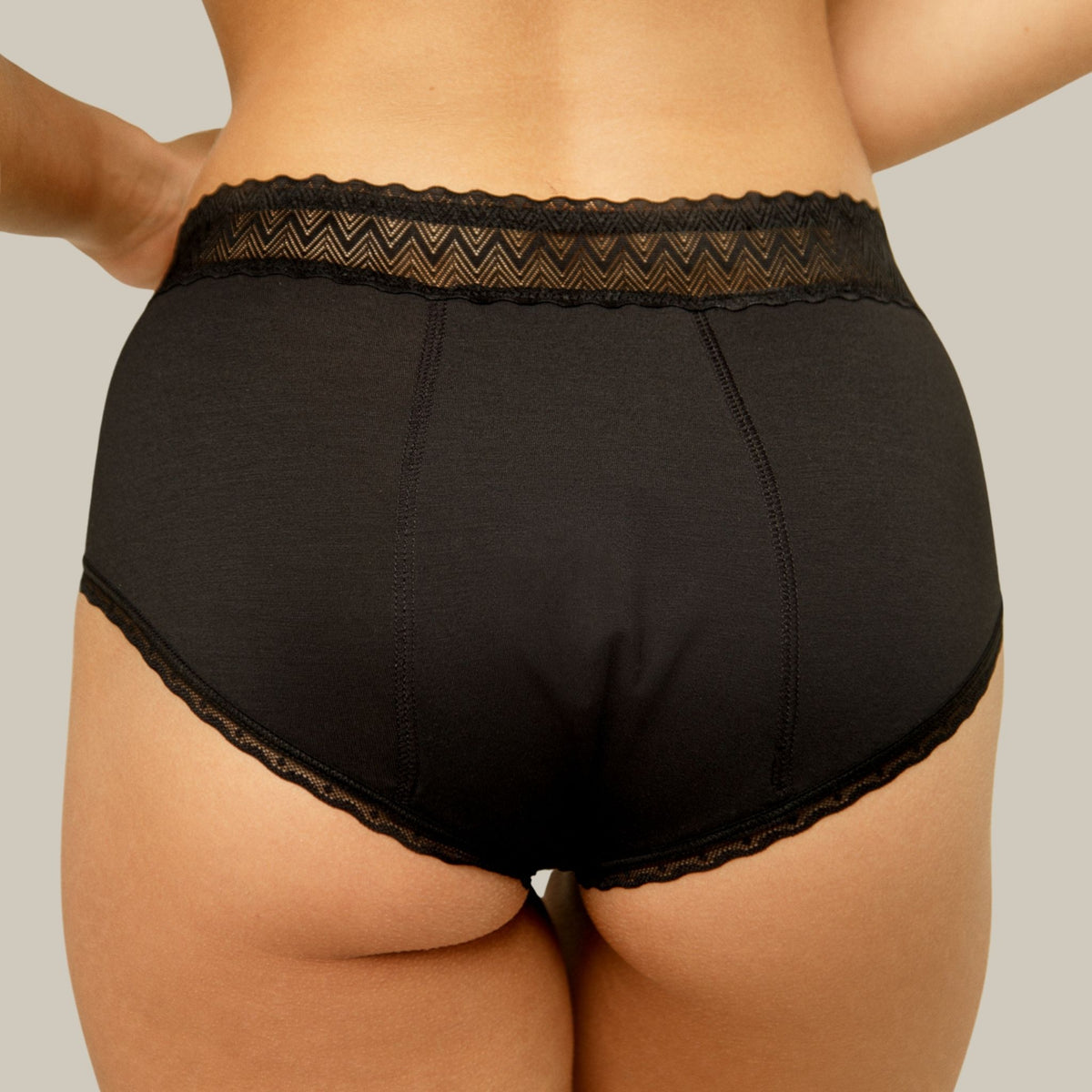 Juodos LACE HIPSTER menstruacinės kelnaitės ant modelio, vaizdas iš nugaros