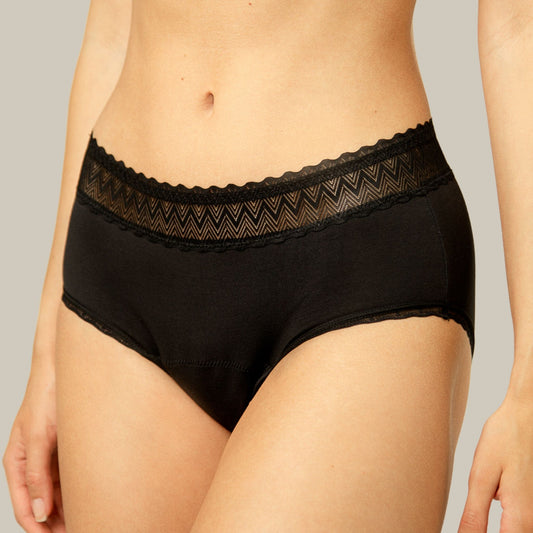 Juodos LACE HIPSTER menstruacinės kelnaitės ant modelio, vaizdas iš priekio