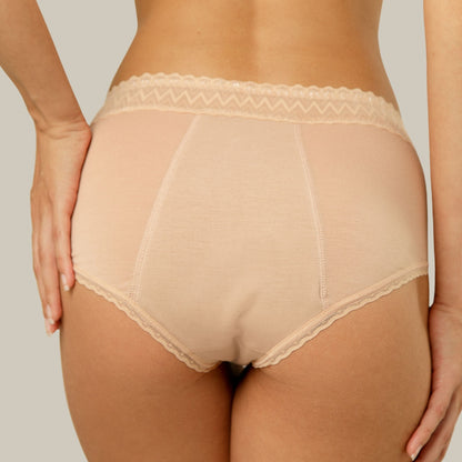 Kūno spalvos LACE HIPSTER menstruacinės kelnaitės ant modelio, vaizdas iš nugaros